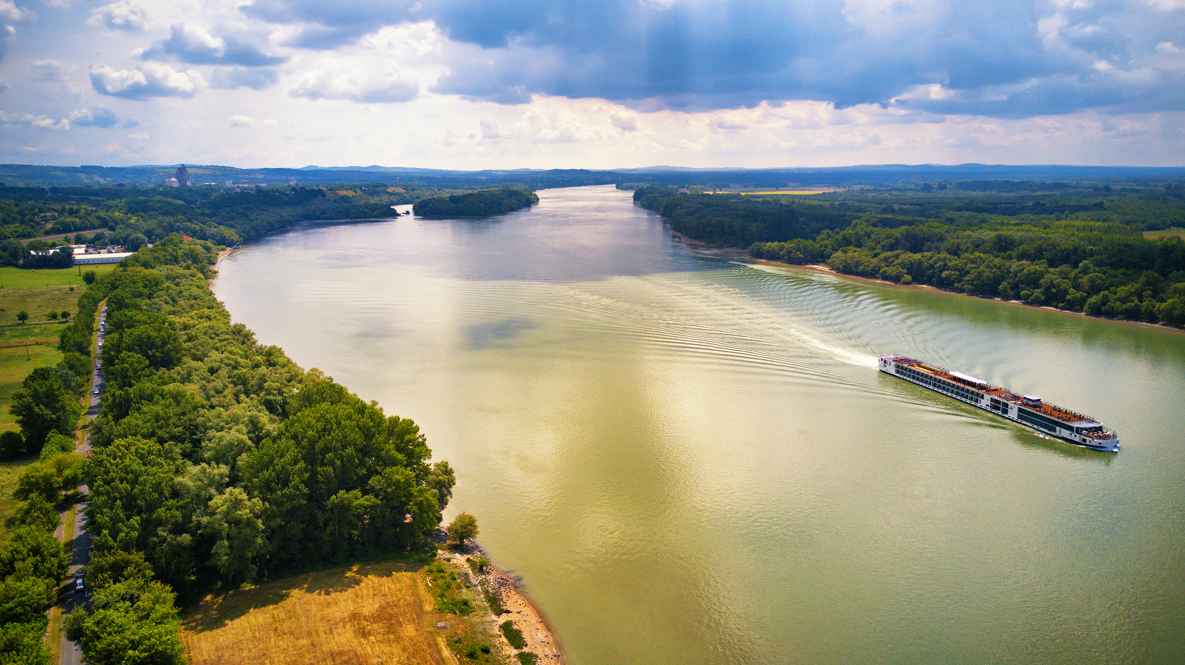 tourist-ship-danube-river-budapest-visegrad.jpg